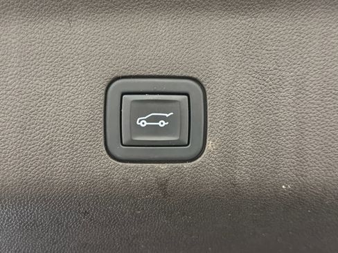 Used 2023 GMC Yukon XL SLT w/ SLT Premium Package image 9