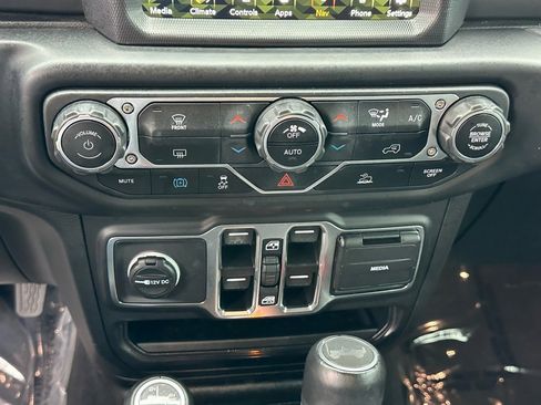 Used 2023 Jeep Wrangler Unlimited Sahara image 31