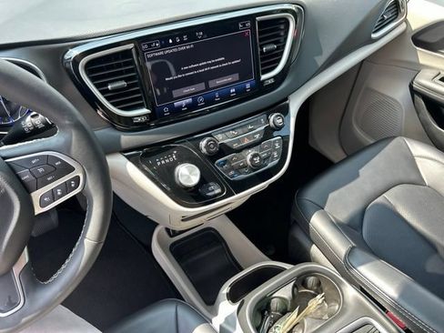 Used 2024 Chrysler Pacifica Touring-L FWD image 32