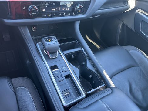 Used 2022 Nissan Pathfinder SL w/ SL Premium Package image 11