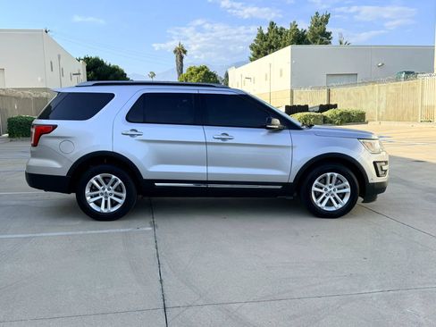 Used 2016 Ford Explorer XLT w/ Equipment Group 202A FWD image 4