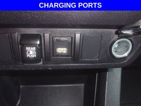 Used 2021 Toyota Tacoma SR5 AWD/4WD image 4