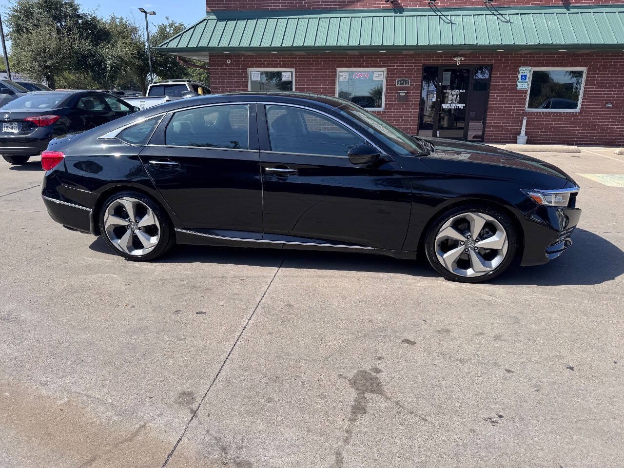 Used 2018 Honda Accord Touring image 3