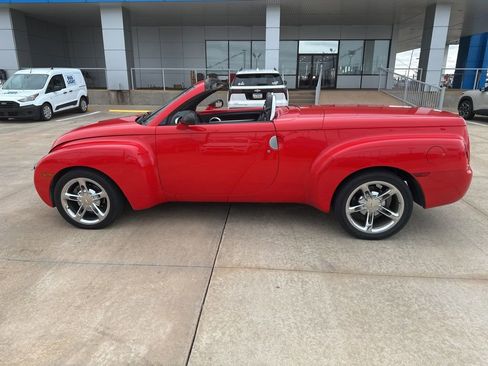 Used 2005 Chevrolet SSR w/ Preferred Equipment Group image 27
