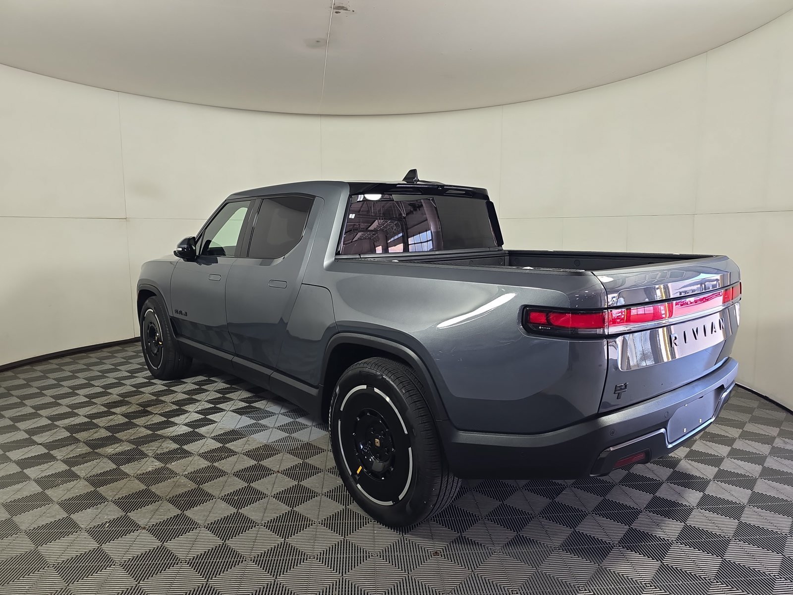 Used 2025 Rivian R1T Adventure Dual AWD/4WD image 3