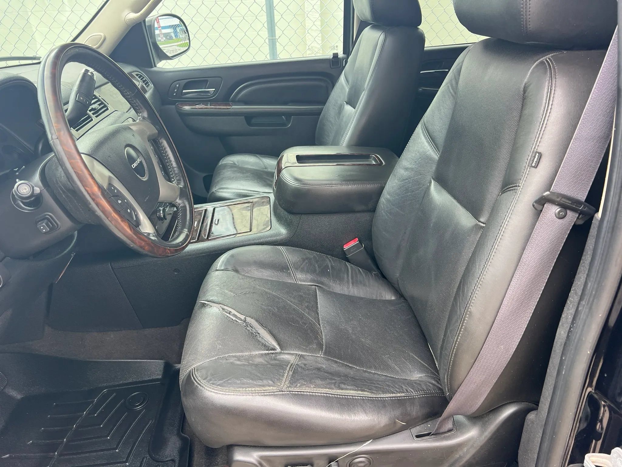 Used 2011 GMC Yukon XL Denali AWD/4WD image 4