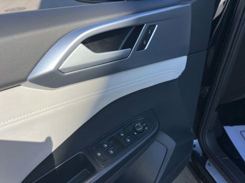 Certified 2025 Volkswagen Taos SE image 29