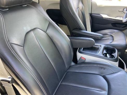 Used 2023 Chrysler Pacifica Touring-L FWD image 21