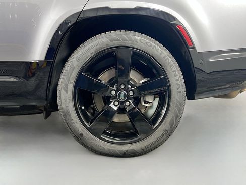 Used 2024 Land Rover Defender 130 X-Dynamic SE AWD/4WD image 33