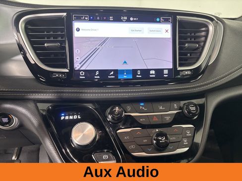 Used 2025 Chrysler Pacifica Limited image 15