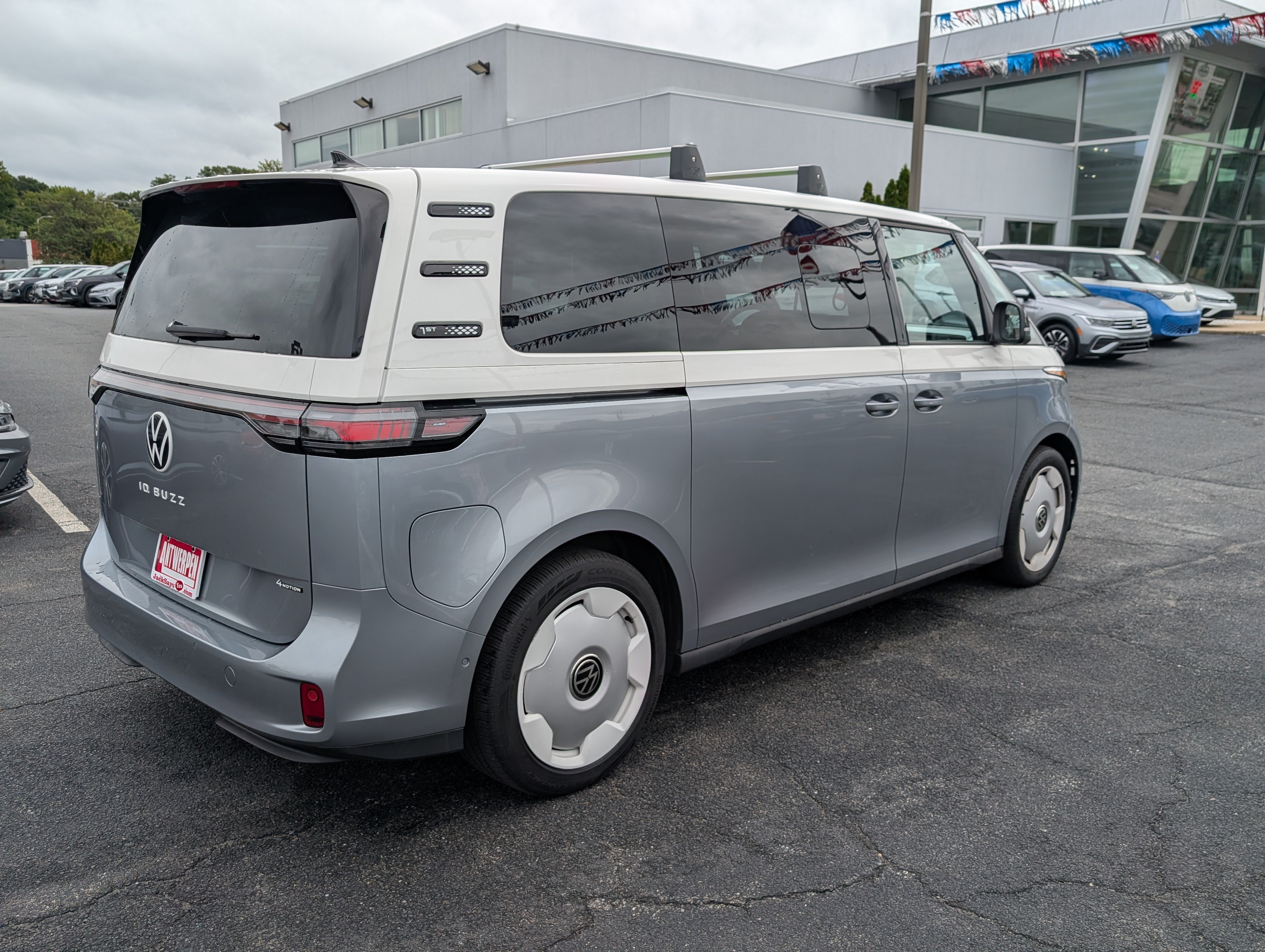 Used 2025 Volkswagen ID. Buzz 1st Edition AWD/4WD image 3