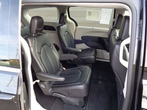 Certified 2024 Chrysler Pacifica Touring-L image 10