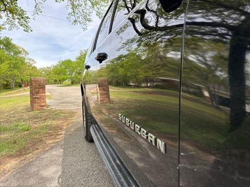 Used 2019 Chevrolet Suburban LT image 6