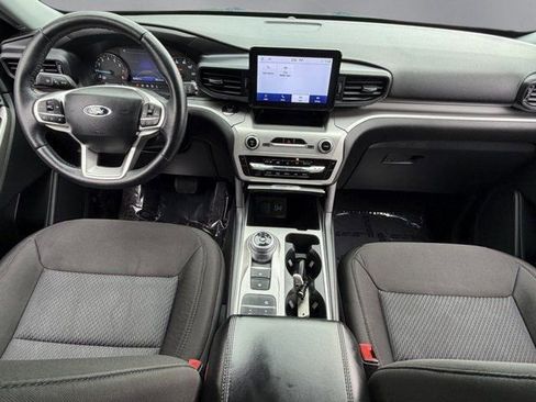 Certified 2022 Ford Explorer XLT RWD image 3