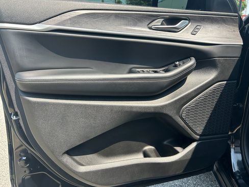 Used 2024 Jeep Grand Cherokee Limited image 20