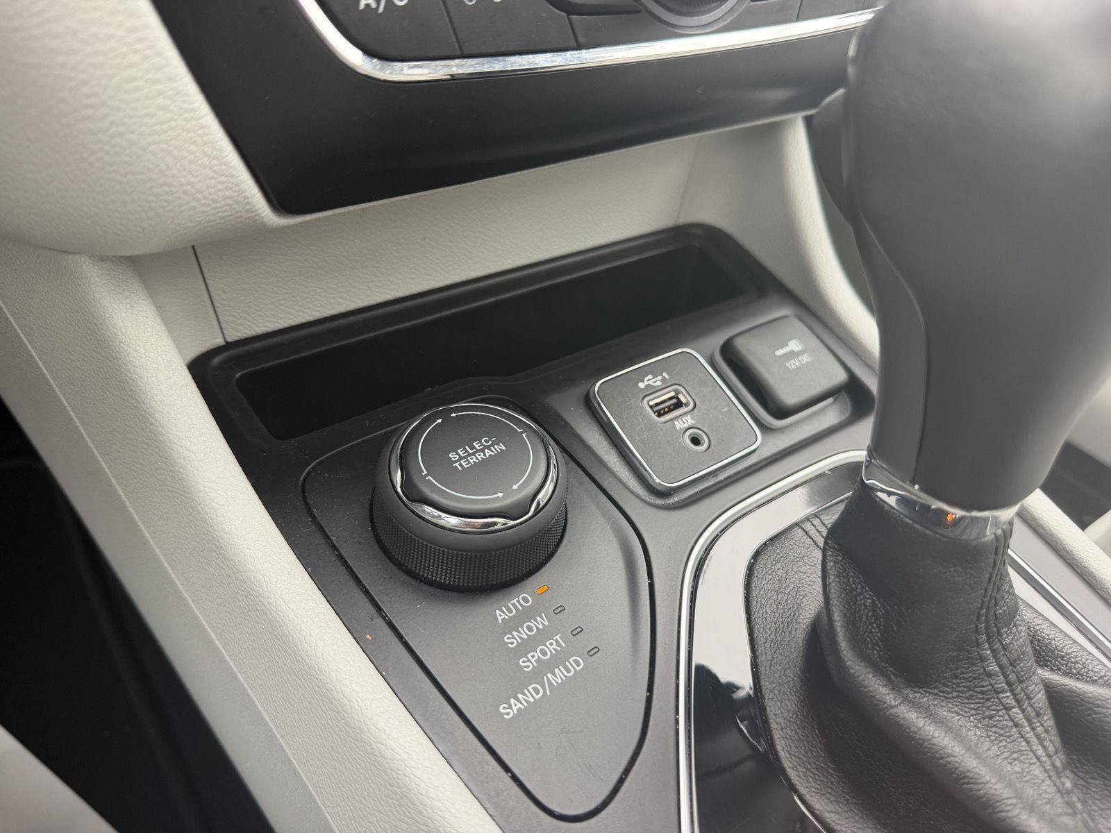 Used 2021 Jeep Cherokee Limited AWD/4WD image 29