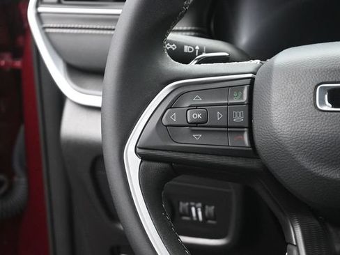 Used 2024 Jeep Grand Cherokee Laredo AWD/4WD image 28