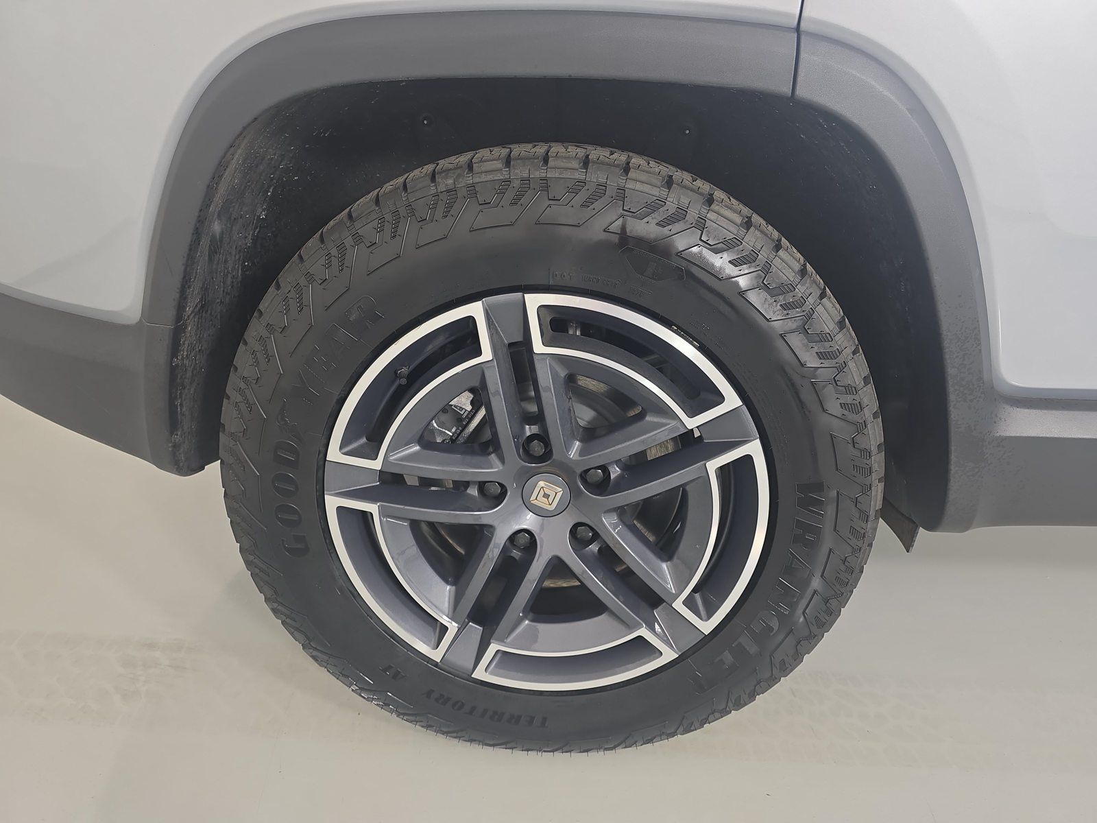 Used 2025 Rivian R1S Adventure Dual AWD/4WD image 12