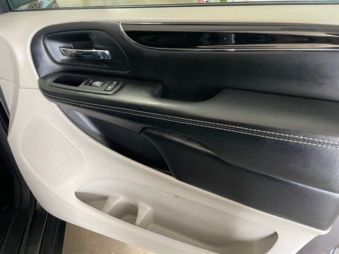Used 2017 Dodge Grand Caravan SXT FWD image 22
