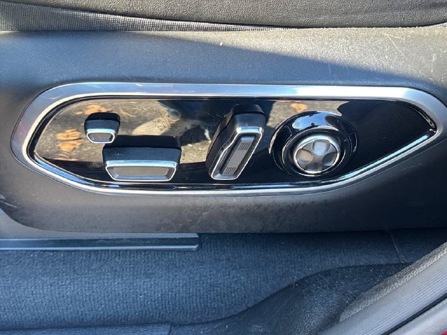 Used 2023 Jeep Grand Cherokee Overland w/ Luxury Tech Group IV AWD/4WD image 19