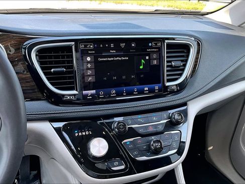Used 2023 Chrysler Pacifica Limited FWD image 6
