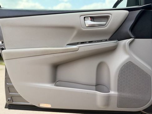 Used 2017 Toyota Camry SE FWD image 13