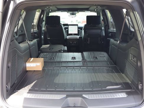 New 2026 GMC Yukon XL Denali w/ Denali Reserve Package AWD/4WD image 9