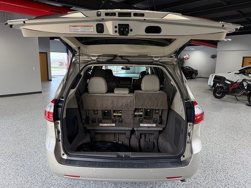 Used 2016 Toyota Sienna XLE Premium FWD image 6
