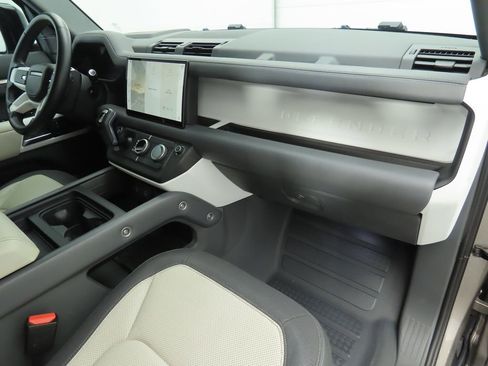 Used 2023 Land Rover Defender 110 X-Dynamic SE image 17