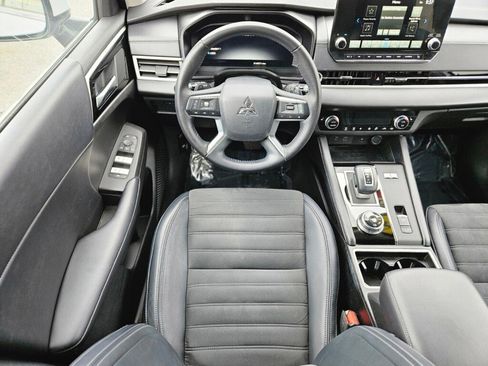 Used 2024 Mitsubishi Outlander SE image 13