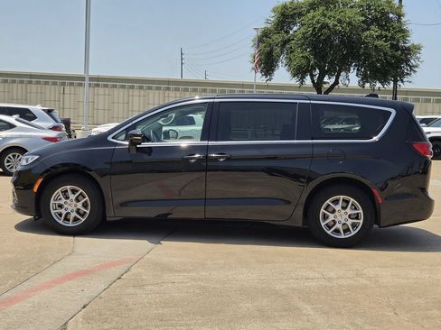 Used 2024 Chrysler Pacifica Touring-L FWD image 6