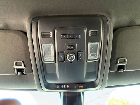 Used 2021 Chevrolet Tahoe Premier AWD/4WD image 35