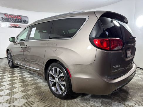 Used 2018 Chrysler Pacifica Limited w/ Tire & Wheel Group FWD image 7