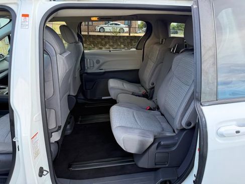 Used 2021 Toyota Sienna LE FWD image 7