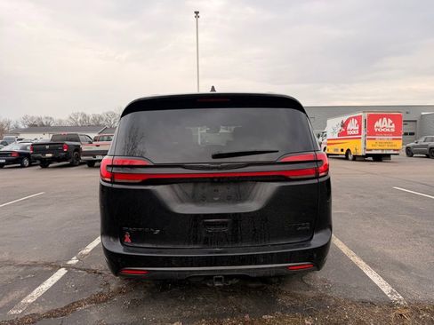 Used 2023 Chrysler Pacifica Limited w/ S Appearance Package image 8