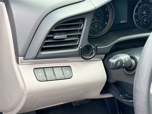 Used 2019 Hyundai Elantra SE image 11