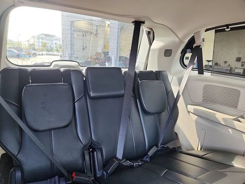 Used 2016 Chrysler Town & Country Limited Platinum FWD image 33