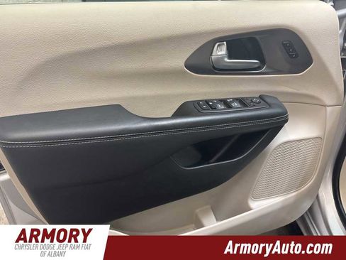 Used 2024 Chrysler Pacifica Touring-L image 7