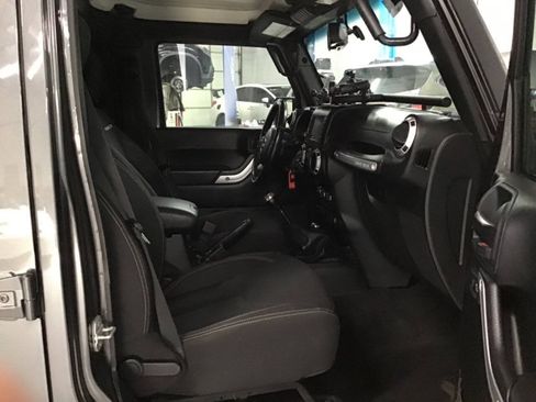 Used 2018 Jeep Wrangler Unlimited Rubicon w/ Connectivity Group AWD/4WD image 21