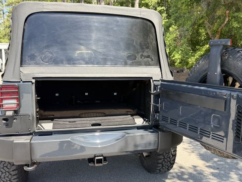 Used 2018 Jeep Wrangler Unlimited Sahara w/ Connectivity Group AWD/4WD image 36