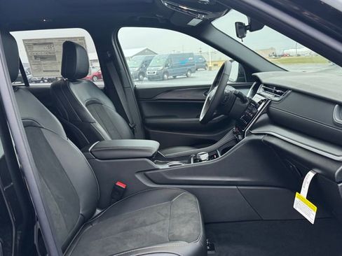 New 2025 Jeep Grand Cherokee Altitude image 19