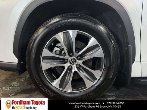 Used 2022 Toyota Highlander XLE AWD/4WD image 10