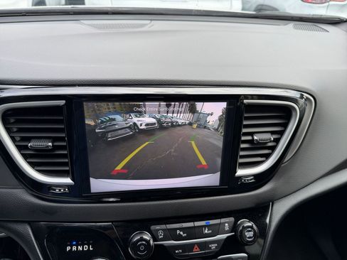 Used 2025 Chrysler Pacifica Select image 25