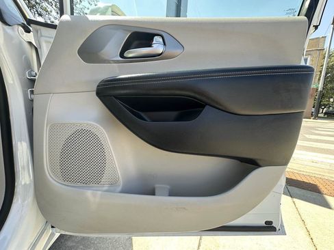 Used 2021 Chrysler Pacifica Touring-L FWD image 28