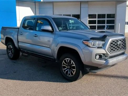 Used 2020 Toyota Tacoma TRD Sport image 2