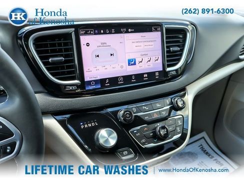 Used 2024 Chrysler Pacifica Touring-L FWD image 15