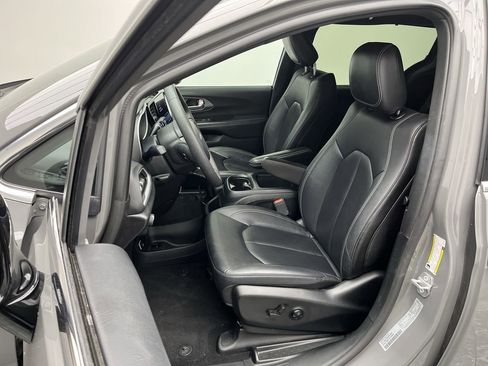 Used 2025 Chrysler Pacifica Select image 8