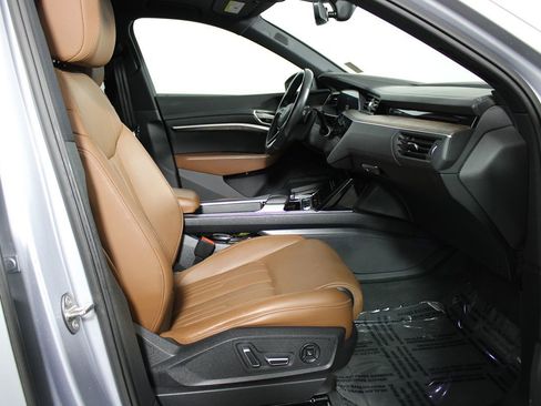 Used 2022 Audi e-tron Prestige w/ Prestige Package image 22