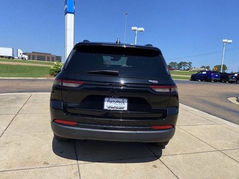 Used 2025 Jeep Grand Cherokee Altitude AWD/4WD image 10
