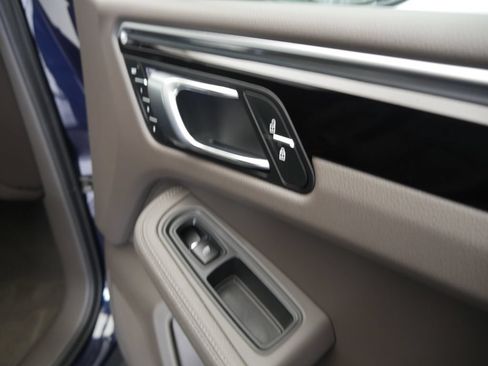 Certified 2023 Porsche Macan AWD/4WD image 23